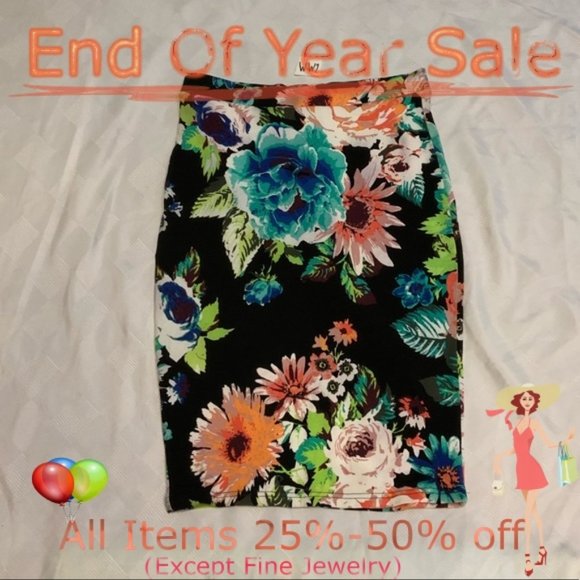 H&M Dresses & Skirts - EUC-H&M black floral pencil skirt